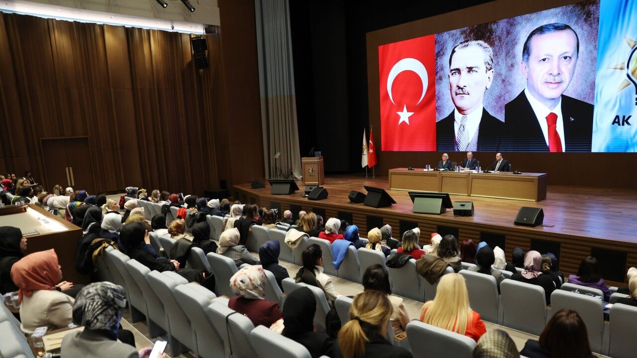 AK Parti Kadın Kolları MKYK toplantısı Erdoğan başkanlığında toplandı -  CGTN Türk