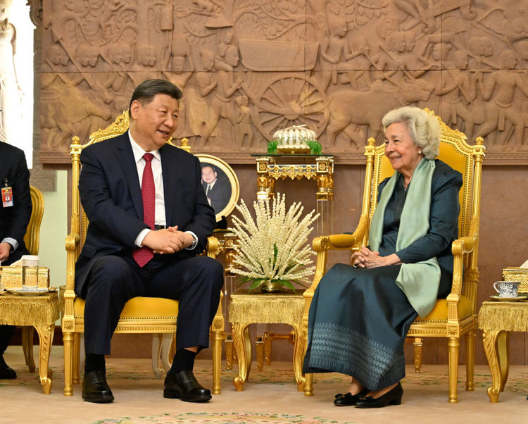 Çin Cumhurbaşkanı Xi Jinping ile Kamboçya Ana Kraliçesi Norodom Monineath Sihanouk