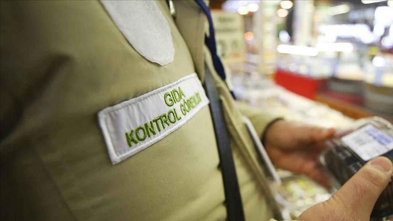 Tarım ve Orman Bakanlığı, gıda güvenliğini sağlamak amacıyla taklit ve tağşiş yapılan ürünleri ifşa etmeye devam ediyor. Zaman zaman güncellenen ve yenileri eklenen uygunsuz ürünler listesine yeni markalar ve ürünler girdi.