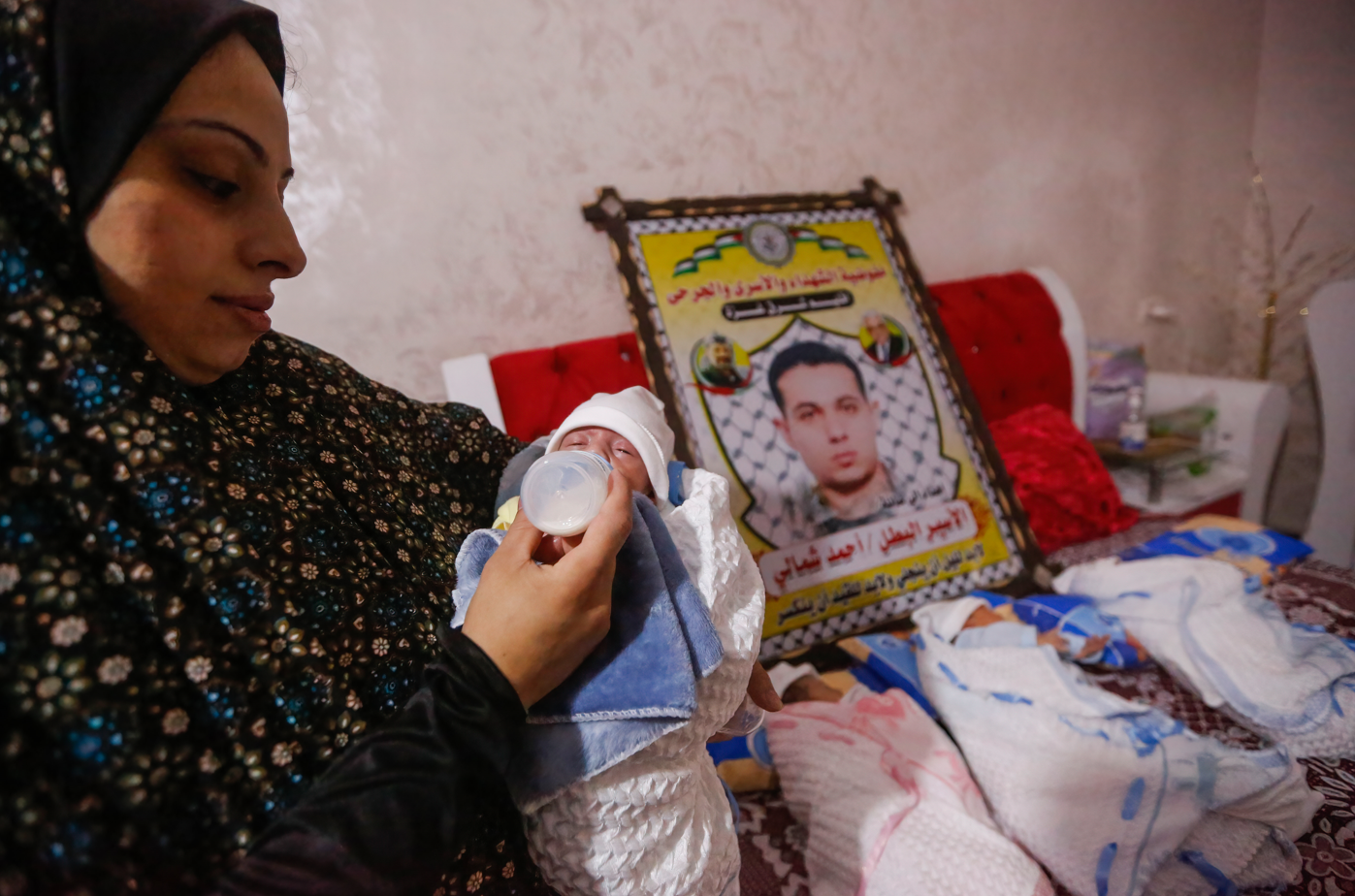 Rasmeia Shamali, 38 yaşında, dört yenidoğan bebeğinden birini emziriyor.