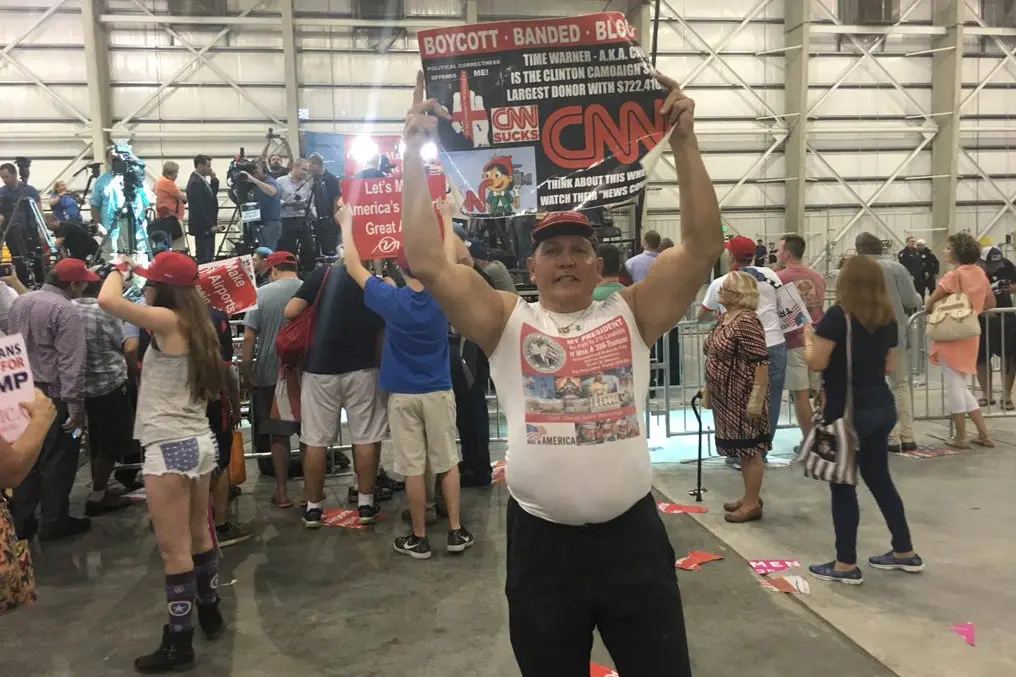 Sosyal medyada paylaşılan bir fotoğrafta, Başkan Trump'ın bazı eleştirmenlerine patlayıcı paketler gönderdiği iddiasıyla suçunu kabul eden Cesar A. Sayoc Jr.