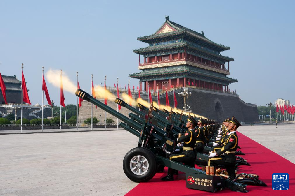  Anma etkinliğinde 80 pare top atışı gökleri inletti.