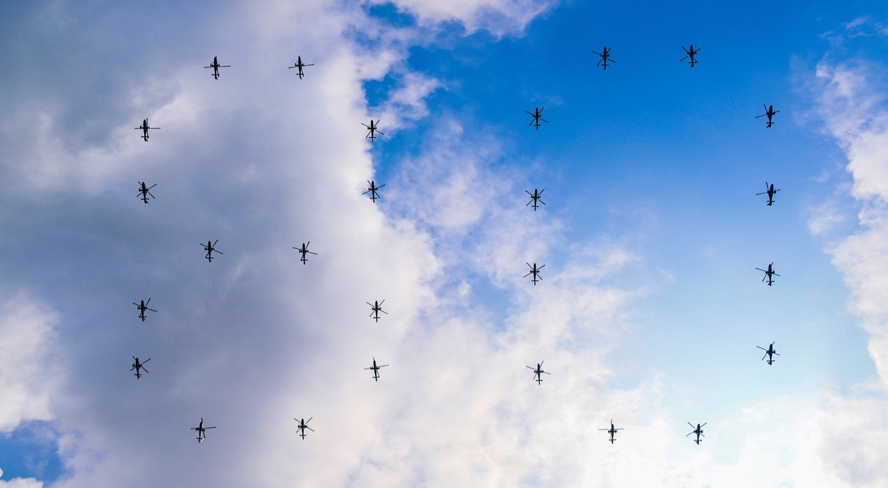 26 adet WZ-19 tipi askerî helikopter, gökyüzünde "80" sayısını oluşturarak, bu önemli zaferin 80. yıl dönümünü simgeleyen unutulmaz bir an yaşattı.