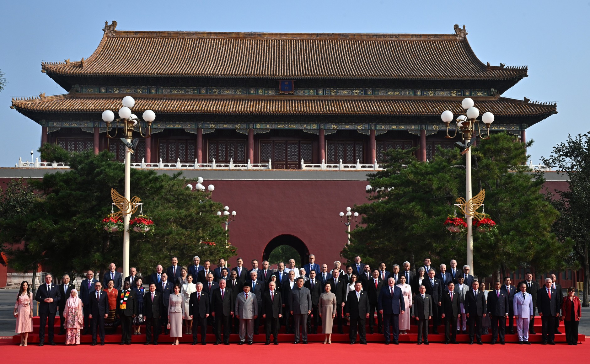  Çin Cumhurbaşkanı Xi Jinping ve eşi Peng Liyuan, yıl dönümü anma etkinliklerine katılan yabancı devlet başkanları ve eşleriyle toplu fotoğraf çektirdi.