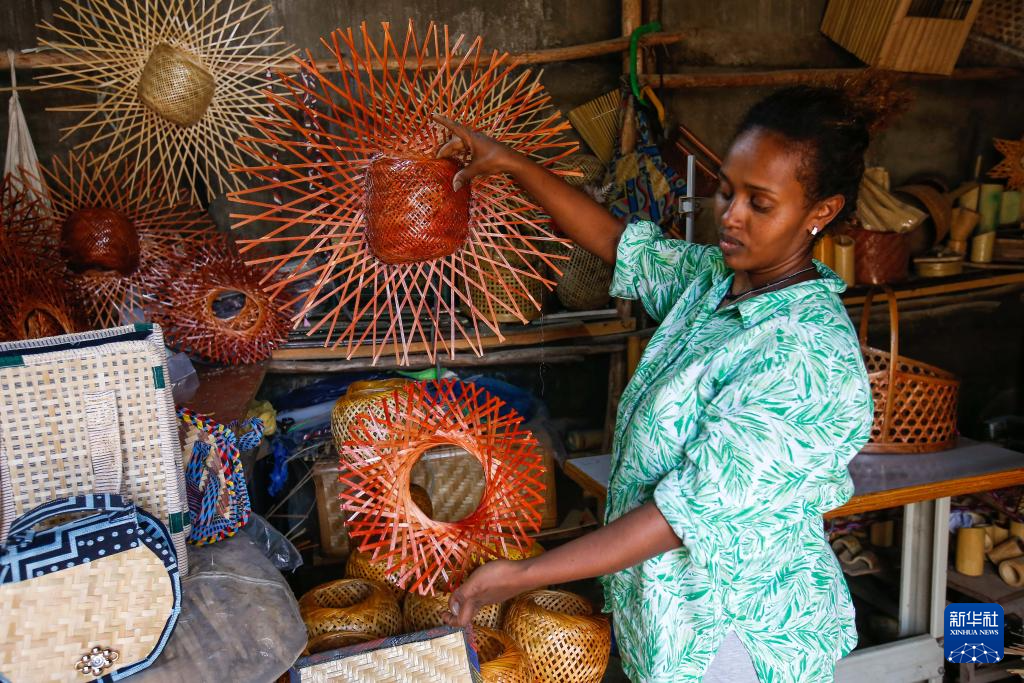 Etiyopyalı kadınlar, başkent Addis Ababa'daki bir bambu ve rattan atölyesinde bambu ürünlerini sergiliyor. Çin ve Uluslararası Bambu ve Rattan Örgütü tarafından ortaklaşa yürütülen “Plastik Yerine Bambu” girişimi, Afrikalı kadınların geçim kaynaklarını iyileştirmelerine yardımcı oluyor.