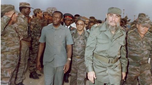 Fidel Castro 1986 yılında Angolalı askerlerle birlikte