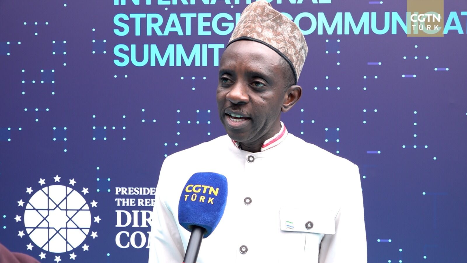 Sierra Leone Enformasyon ve Sivil Eğitim Bakanı Chernor Abdulai Bah