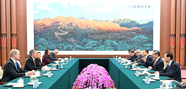 Çin Komünist Partisi Merkez Komitesi Siyasi Büro Üyesi ve Çin Dışişleri Bakanı Wang Yi, 7 Mayıs 2026’da Çin’in Pekin kentinde ABD’li Senatör Steve Daines liderliğindeki senatör heyetiyle görüşmeler gerçekleştirdi. /Çin Dışişleri Bakanlığı