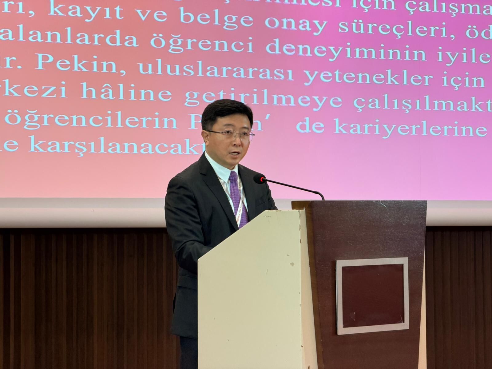 Çin Komünist Partisi Pekin Komitesi Eğitim Çalışma Komitesi Başkan Yardımcısı Zou Ling