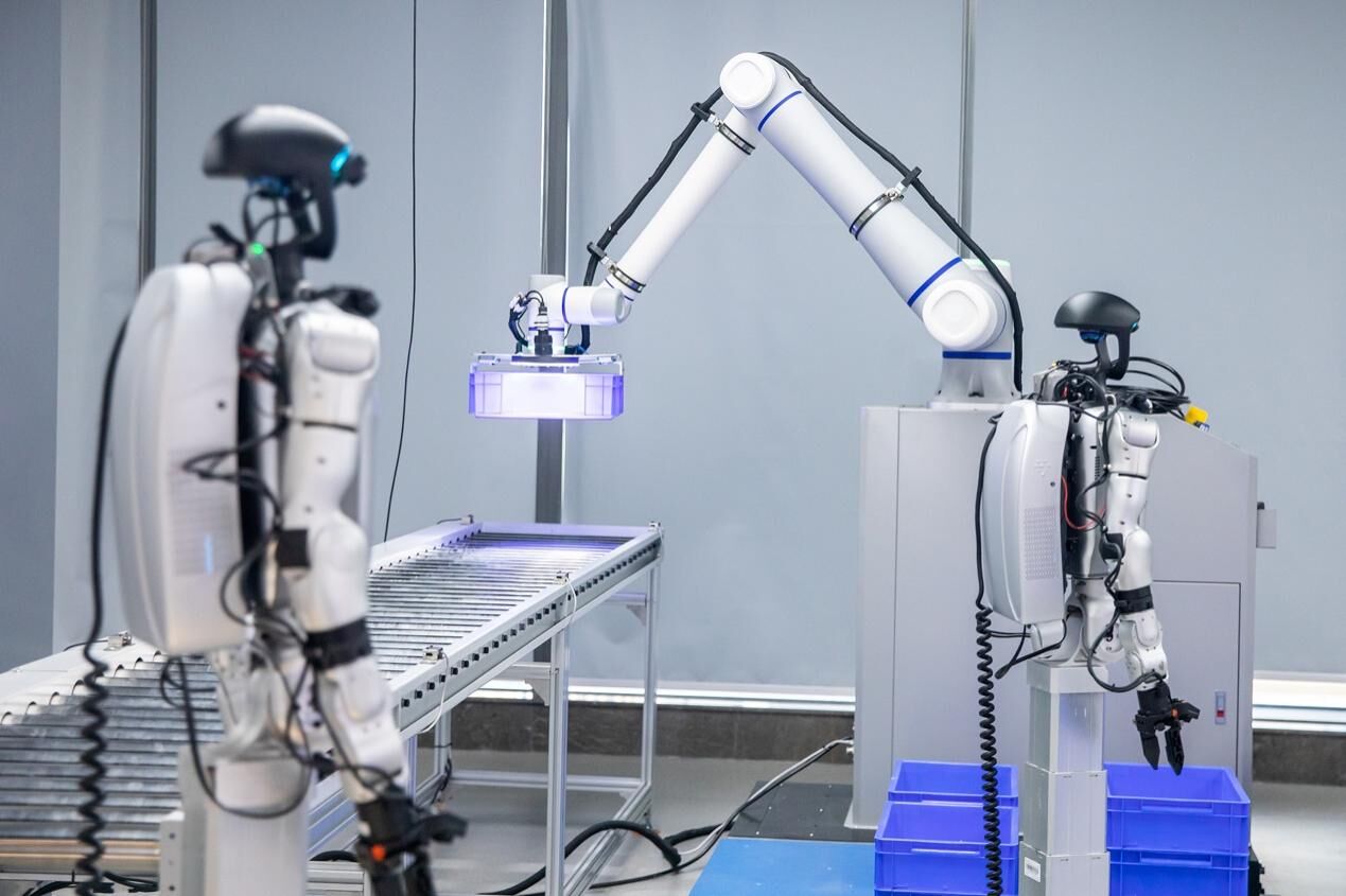 Haziran 2026'da Hangzhou Somutlaştırılmış Yapay Zekâ Uygulamaları Ulusal Pilot Üssü’nde, lojistik ve depolama senaryolarında eğitim alan robotlar.