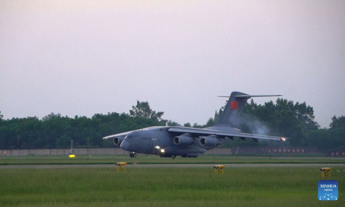 Çin Halk Kurtuluş Ordusu’na (PLA) ait Y-20 askeri nakliye uçağı