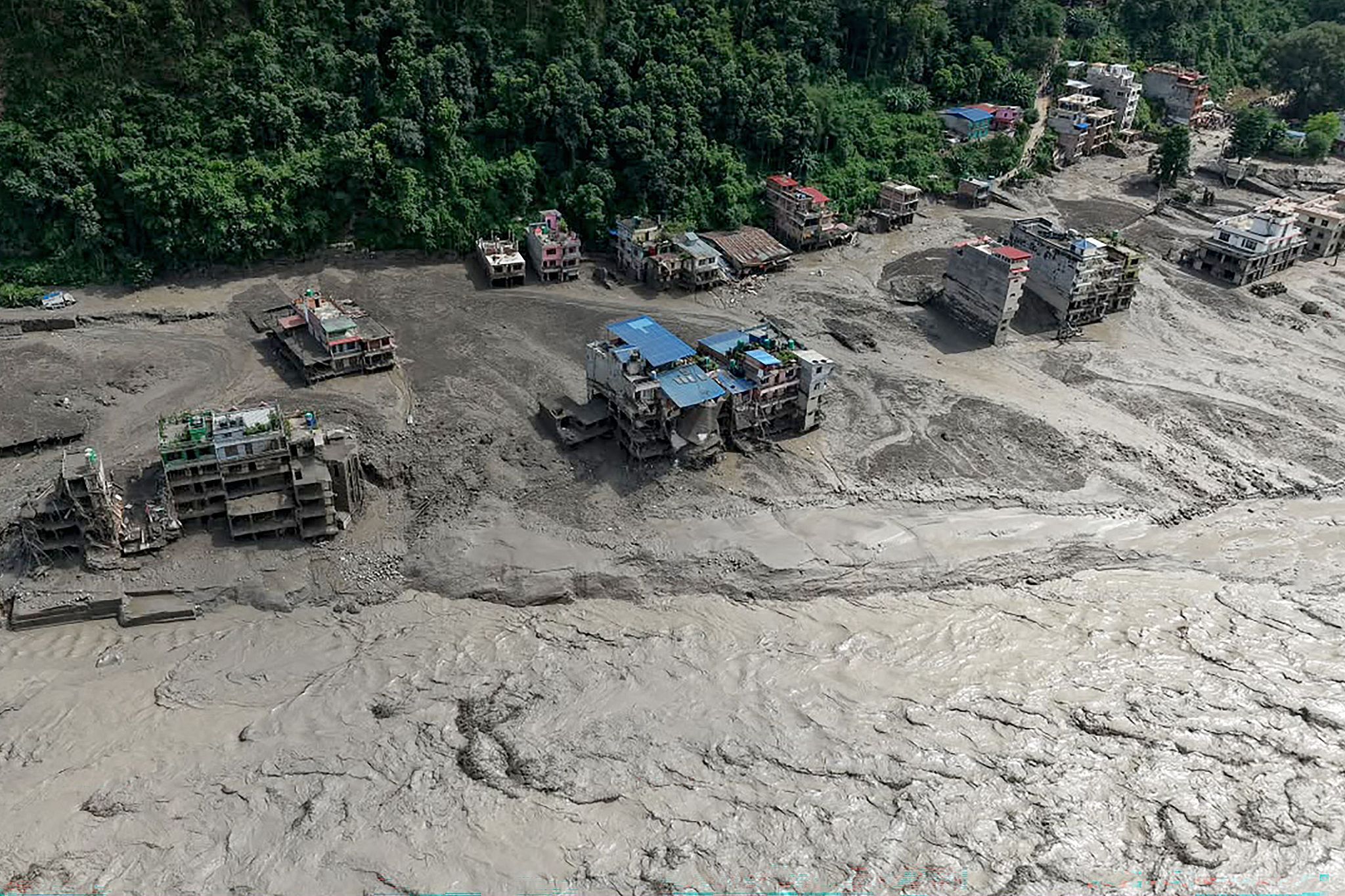 Nepal'de felaketin bilançosu ağırlaşıyor: Can kaybı 675’e yükseldi