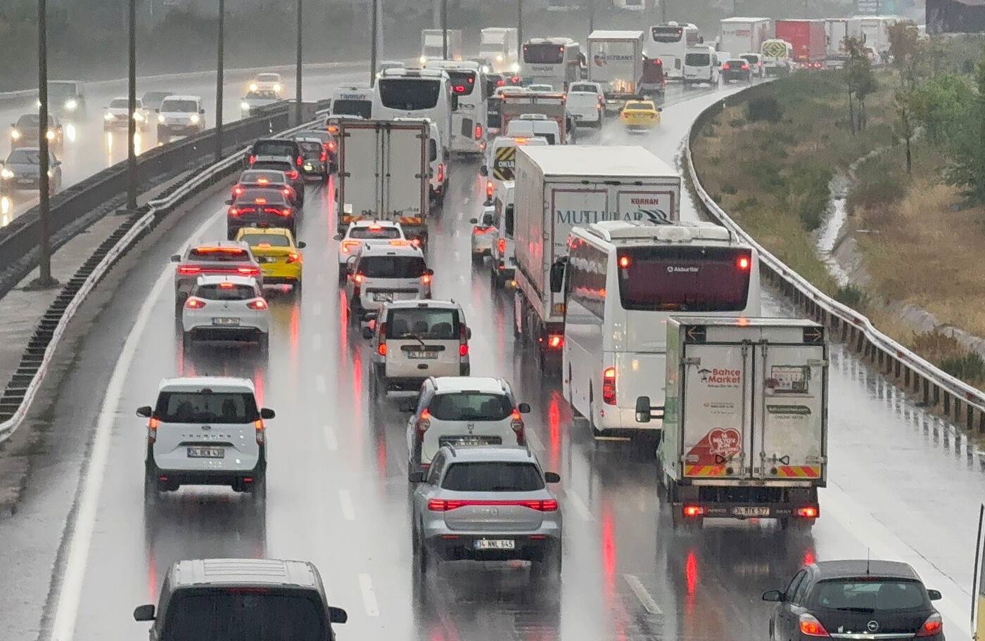 İstanbul trafiği kilitlendi: Yoğunluk yüzde 83'e ulaştı