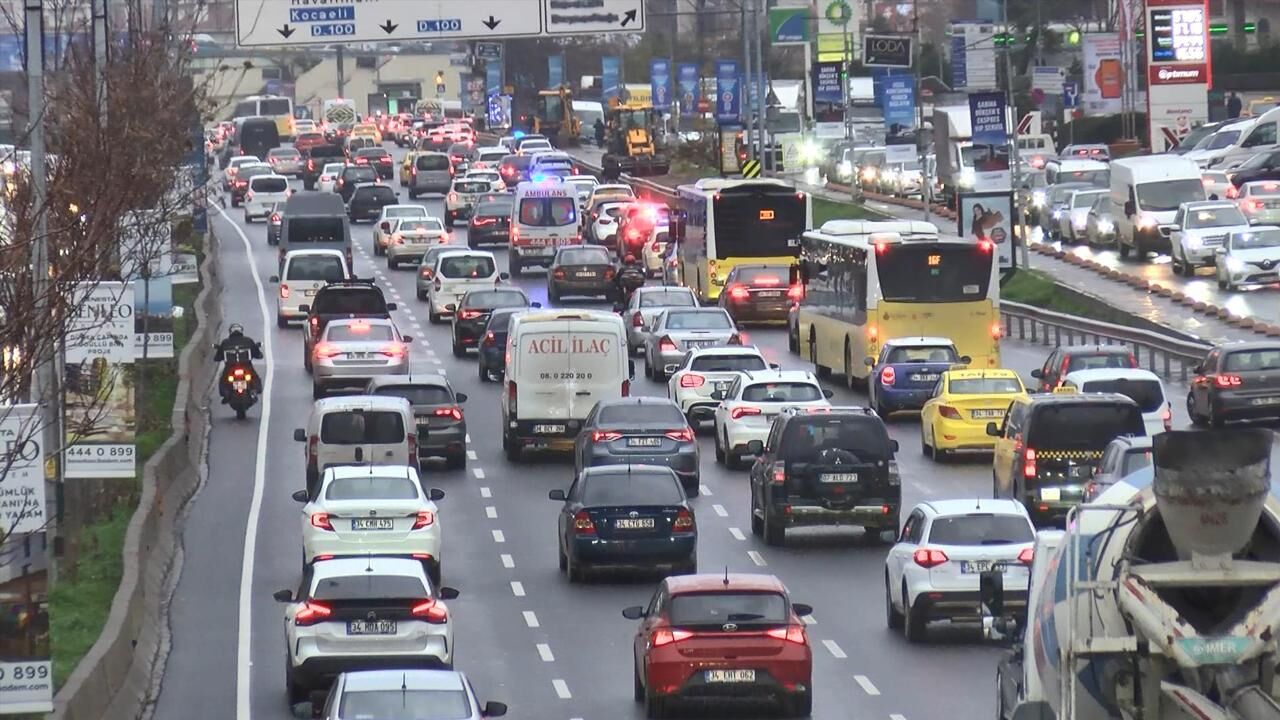 Okullar açıldı, İstanbul’da trafik yoğunluğu erken başladı