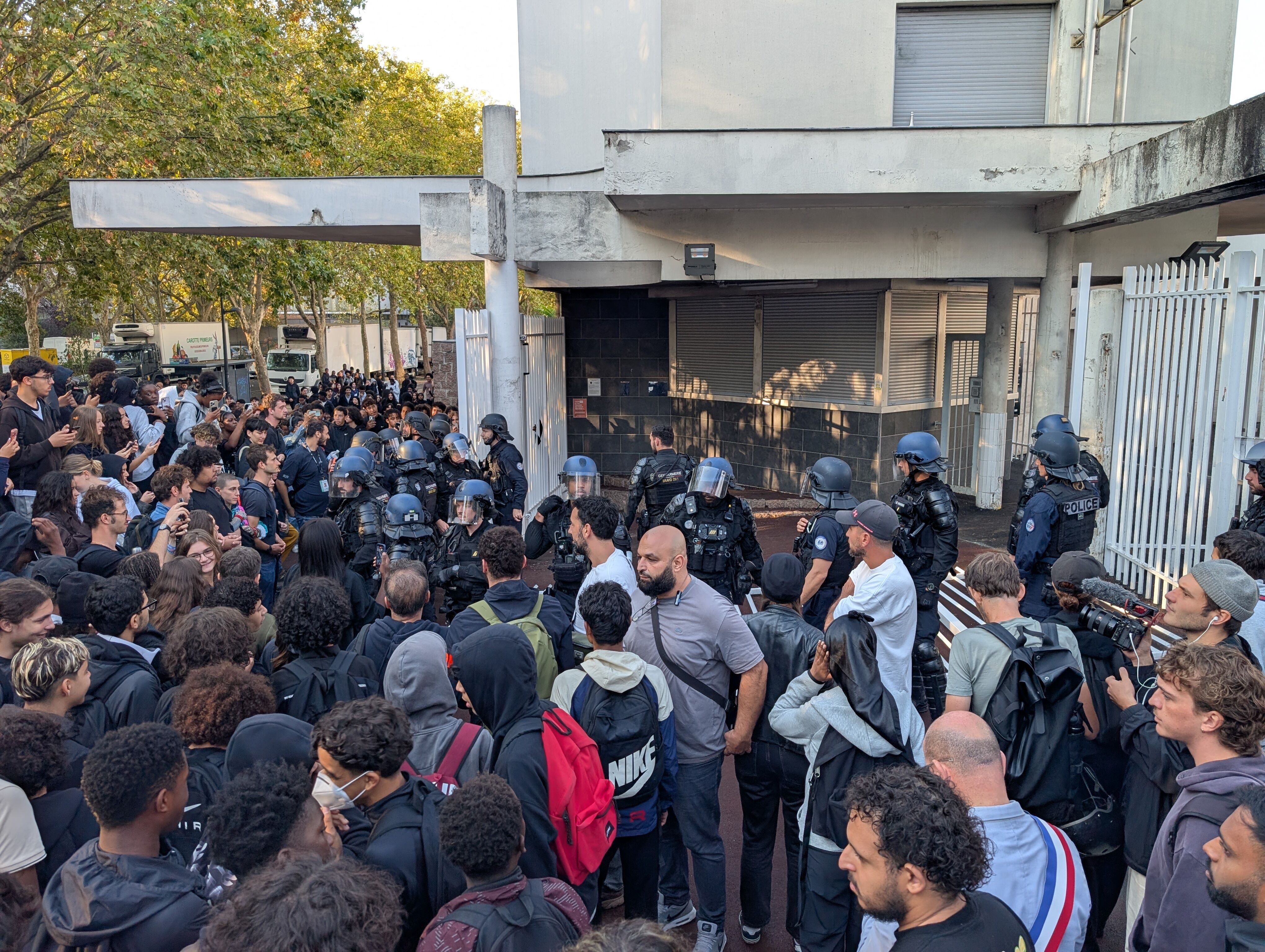 İran’dan Fransa’ya diplomatik misilleme: Göstericilere saygı gösterin