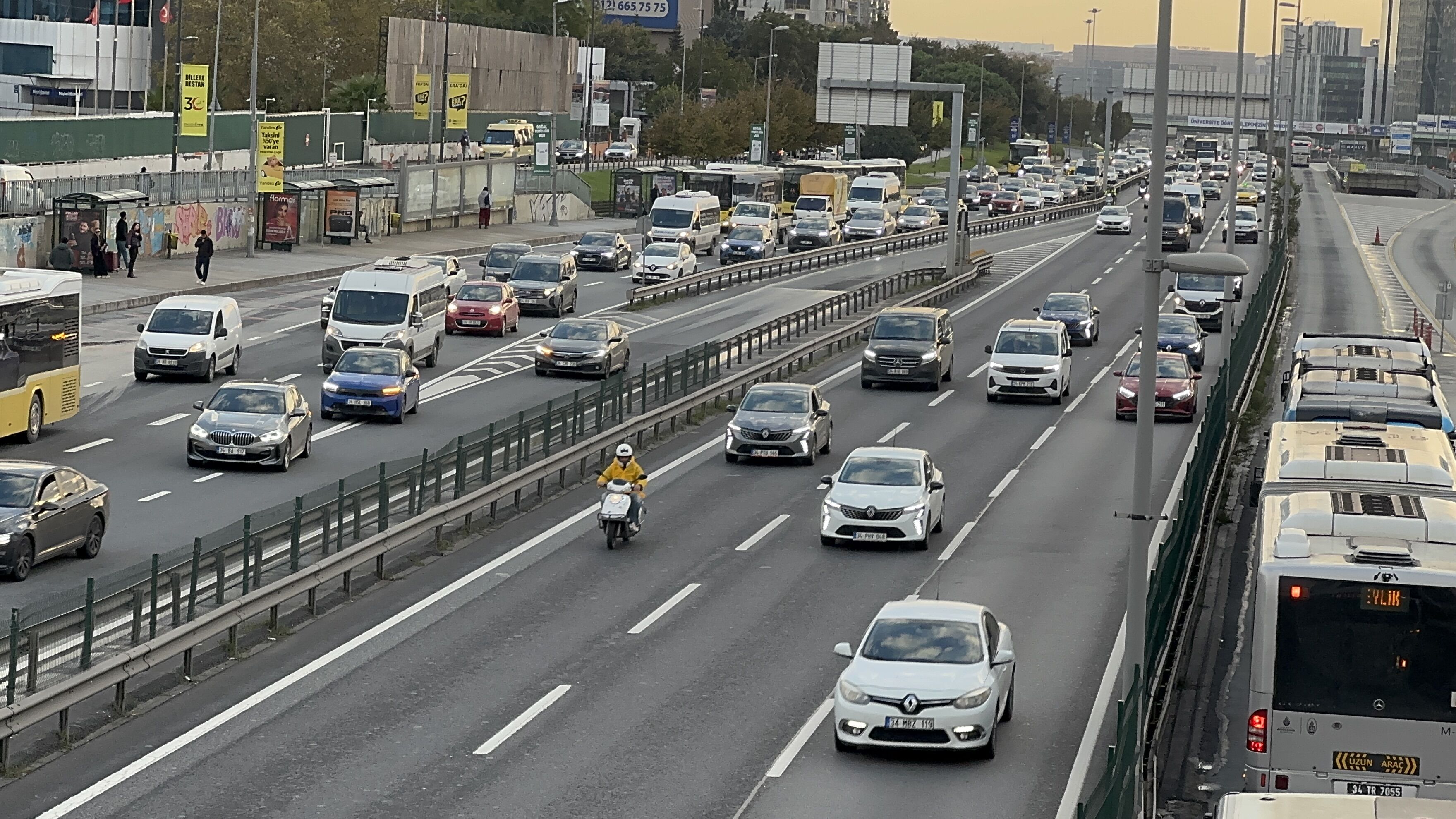İstanbul'da akşam saatlerinde trafik yoğunluğu yaşanıyor