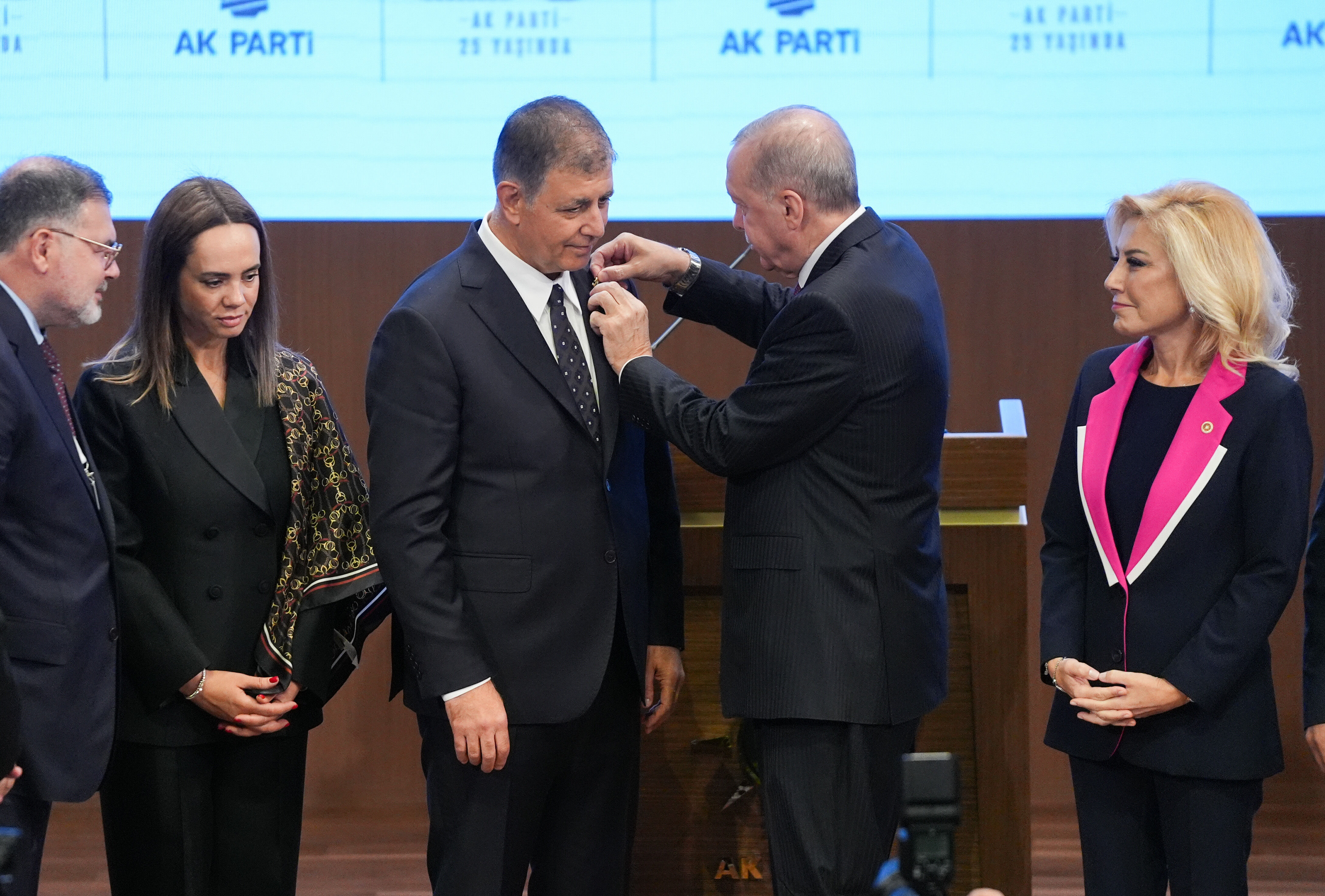 İzmir ilk kez AK Parti’de: Erdoğan, Cemil Tugay’a rozetini taktı