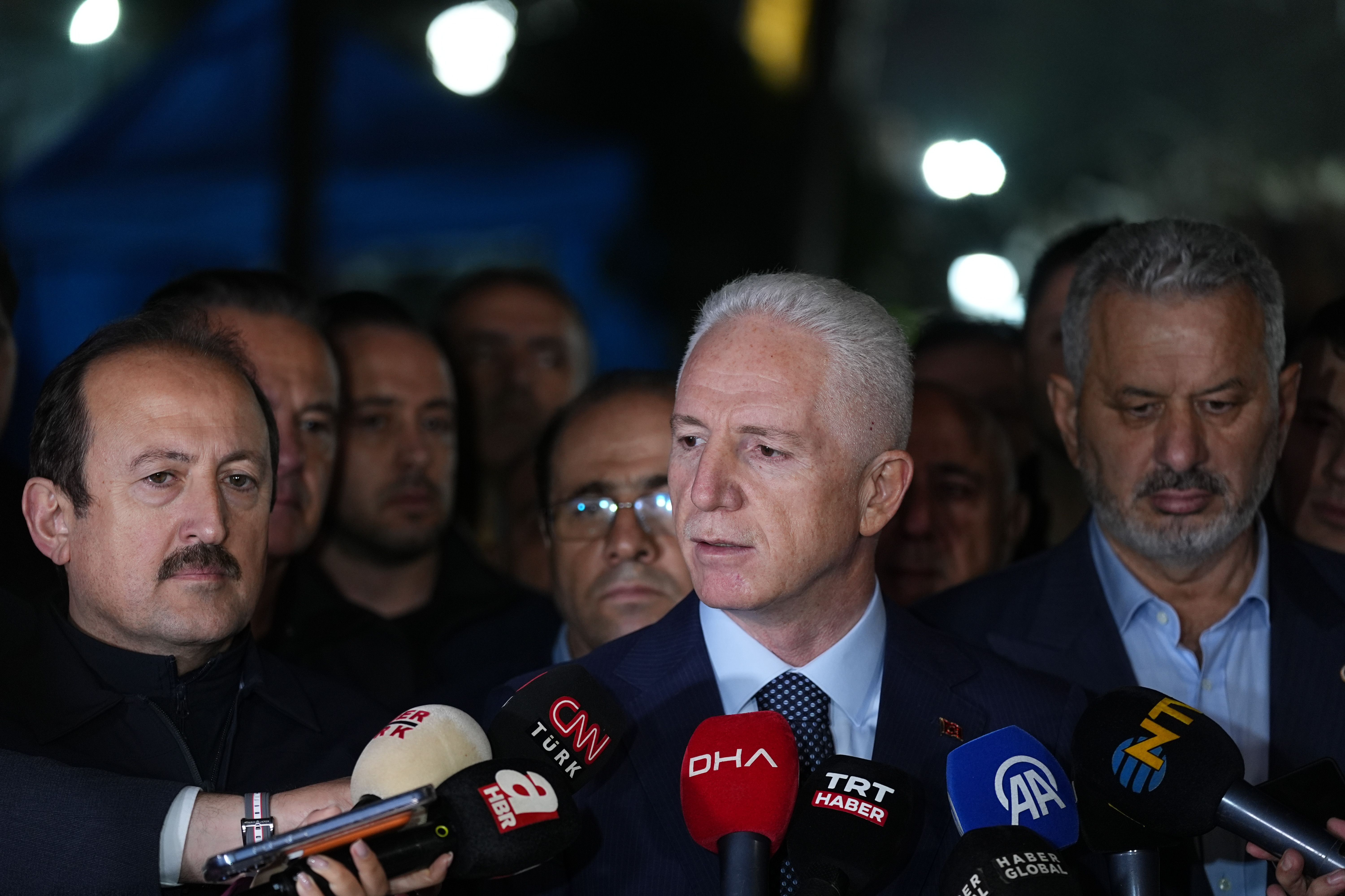 Vali Gül açıkladı: Enkazdaki vatandaşlara ulaşıldı mı?