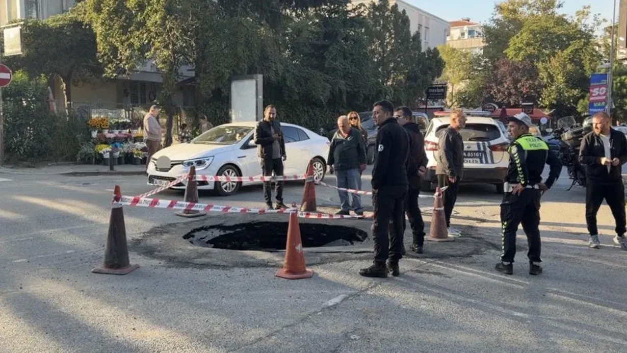 Beşiktaş’ta ana caddede yol çöktü!