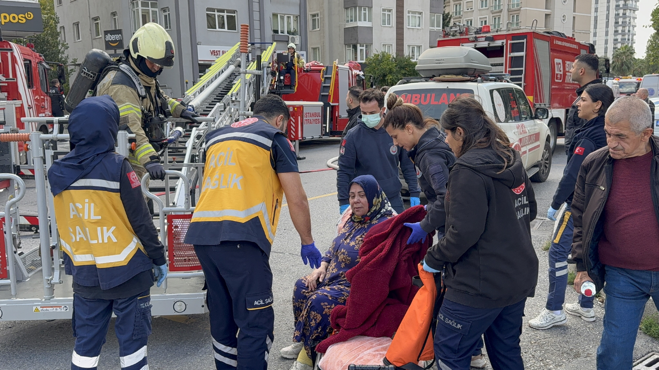 Kadıköy'de 8 katlı binadaki yangın söndürüldü
