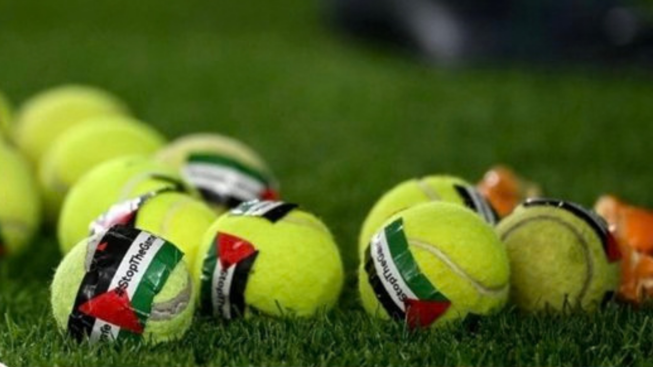 İrlandalı taraftarlardan İsrail protestosu: Filistin bayraklı tenis topu attılar