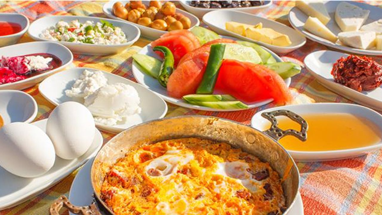 Sahurda ne yenir? Susatmayan ve tok tutan yiyecekler hangileri? Bu gıdalardan kesinlikle uzak durun!