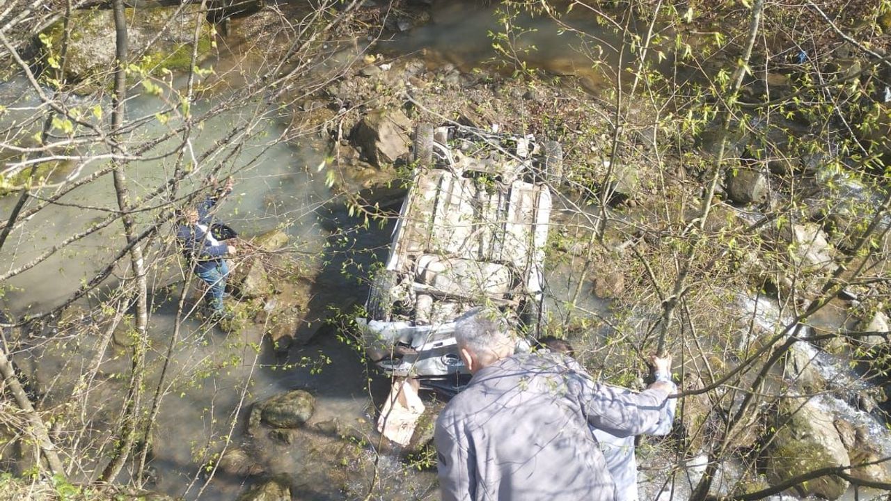 Otomobil dere yatağına yuvarlandı: 6 yaralı