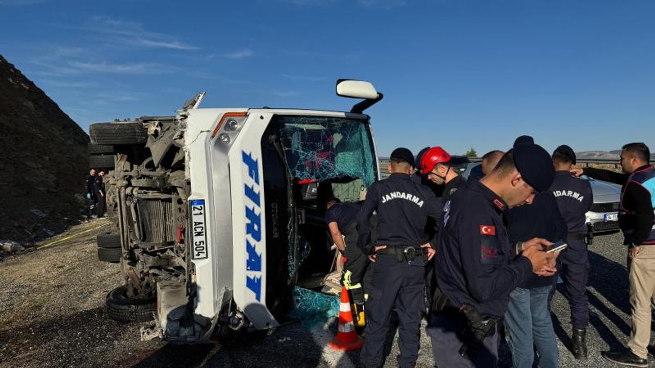 Elazığ'da midibüs devrildi: 22 yaralı