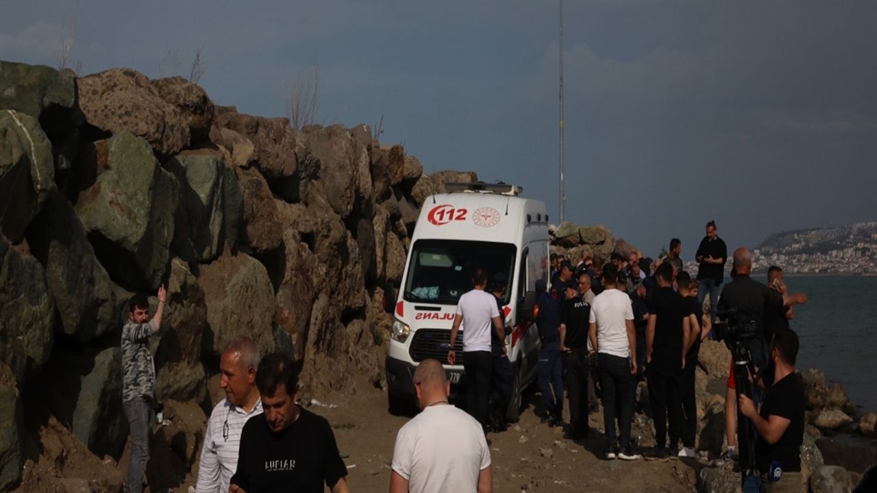 Trabzon'da denize giren 2 arkadaştan 1'i boğuldu, 1'i yoğun bakımda