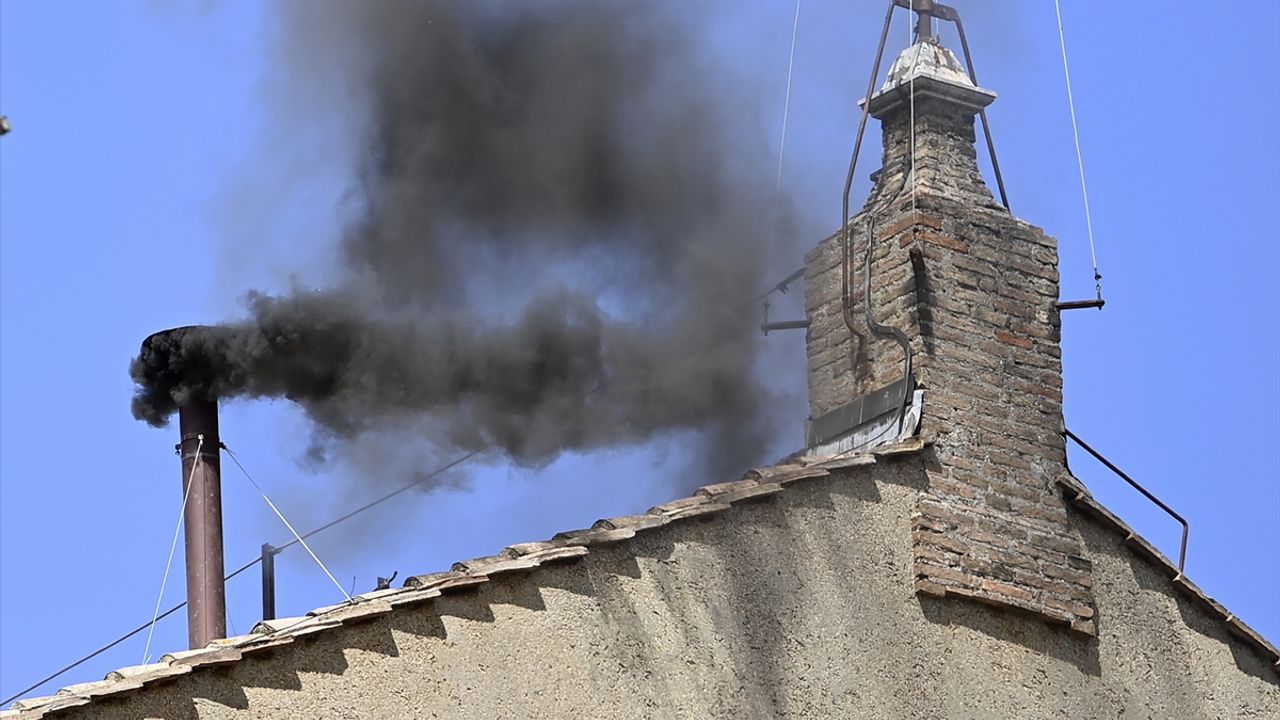 Vatikan'da bacadan siyah duman çıktı! Yeni Papa yine seçilemedi