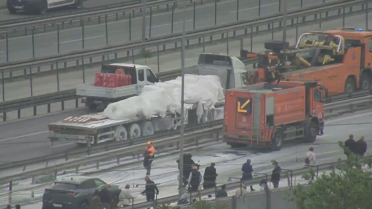 Zeytinburnu'nda D-100'de alçı döküldü, trafik yoğunlaştı