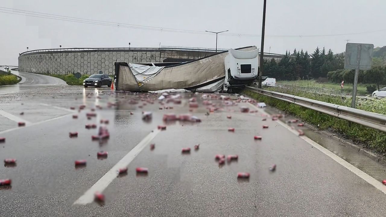 Devrilen tırdaki  içki kutuları yola saçıldı