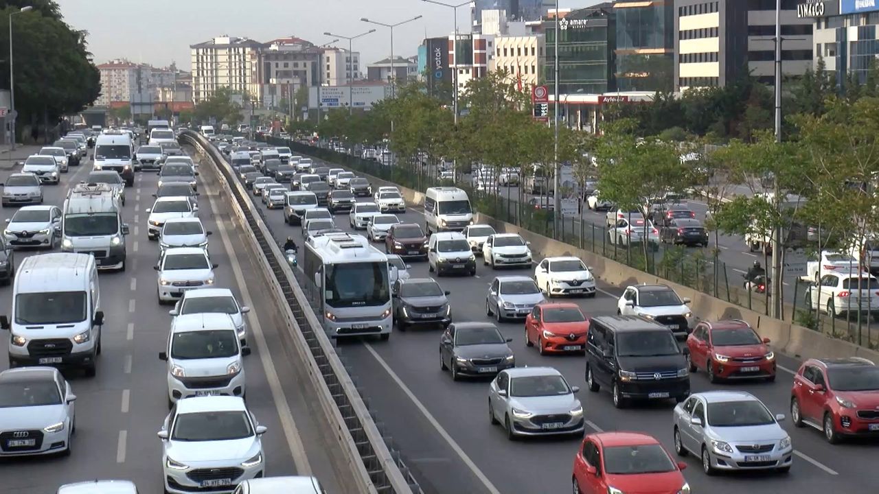 İstanbul'da haftanın ilk gününde trafik yoğunluğu yüzde 63