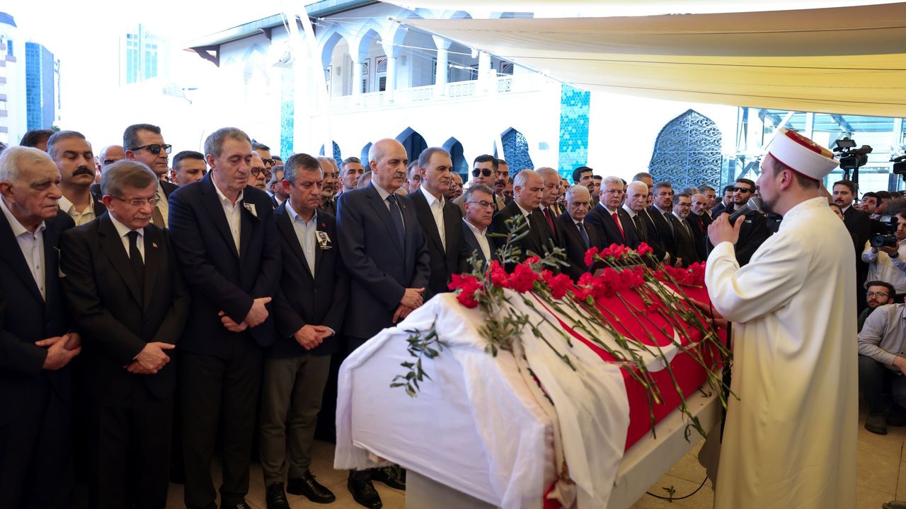 Sırrı Süreyya Önder son yolculuğuna uğurlandı