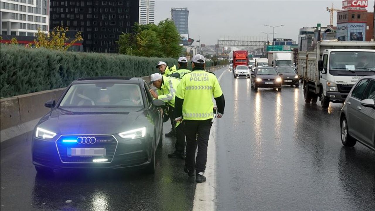 İzinsiz "çakar" kullanan 39 sürücüye işlem yapıldı