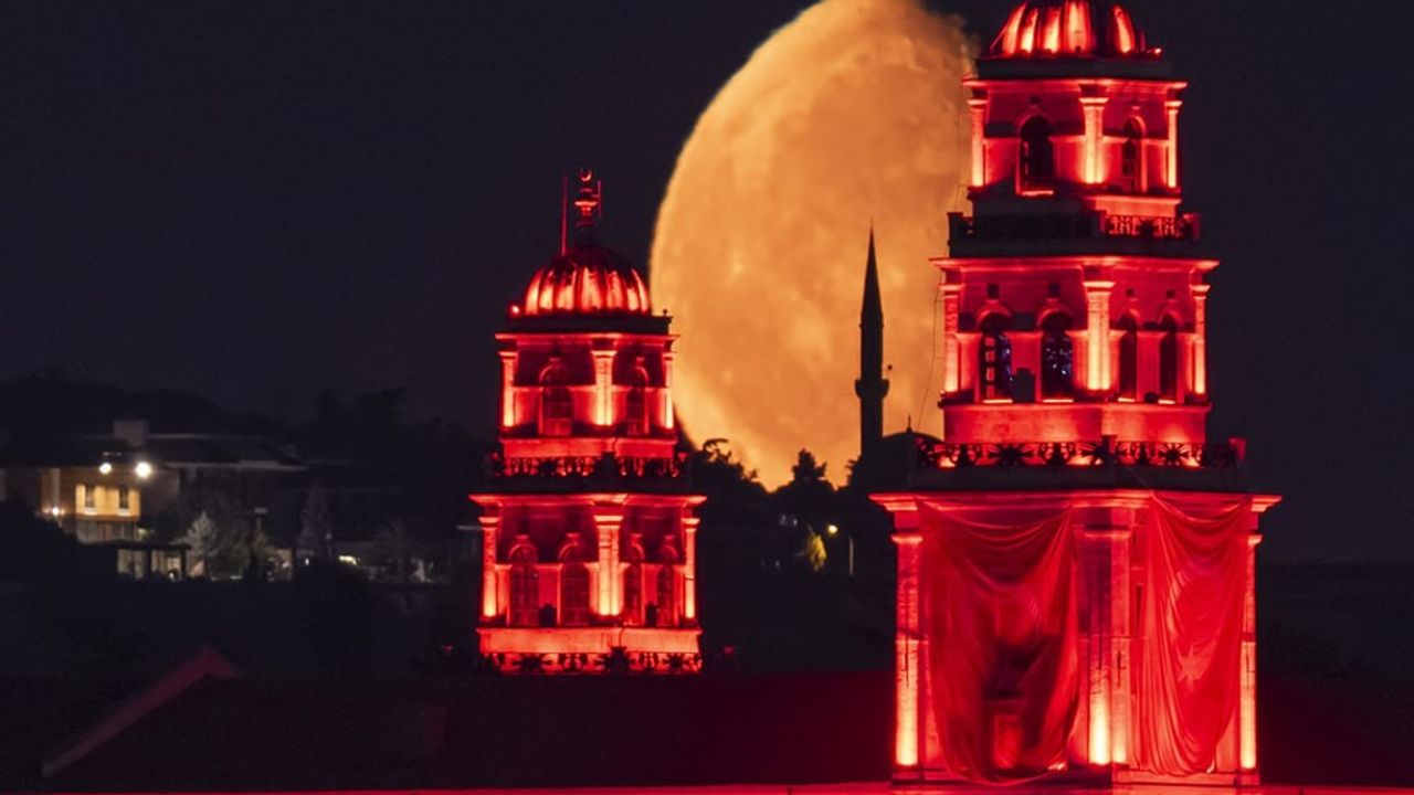 Türkiye'de yarım ay manzarası görenleri büyüledi