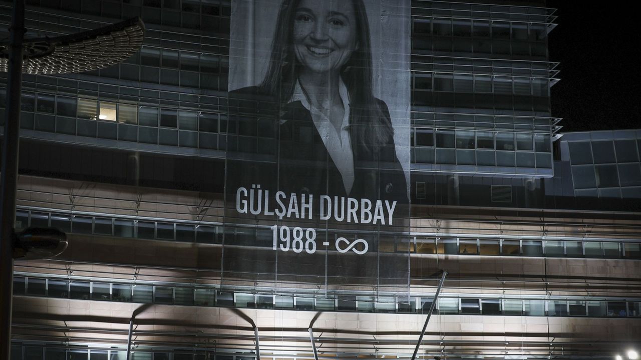 Gülşah Durbay'ın fotoğrafı CHP Genel Merkezi'ne asıldı