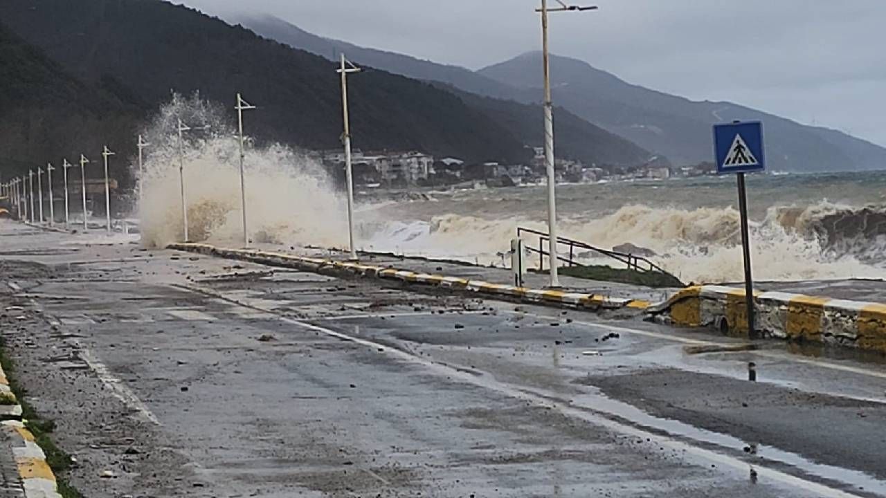 Esenköy’de fırtına etkili oldu: Deniz taştı, balıkçı barınakları zarar gördü