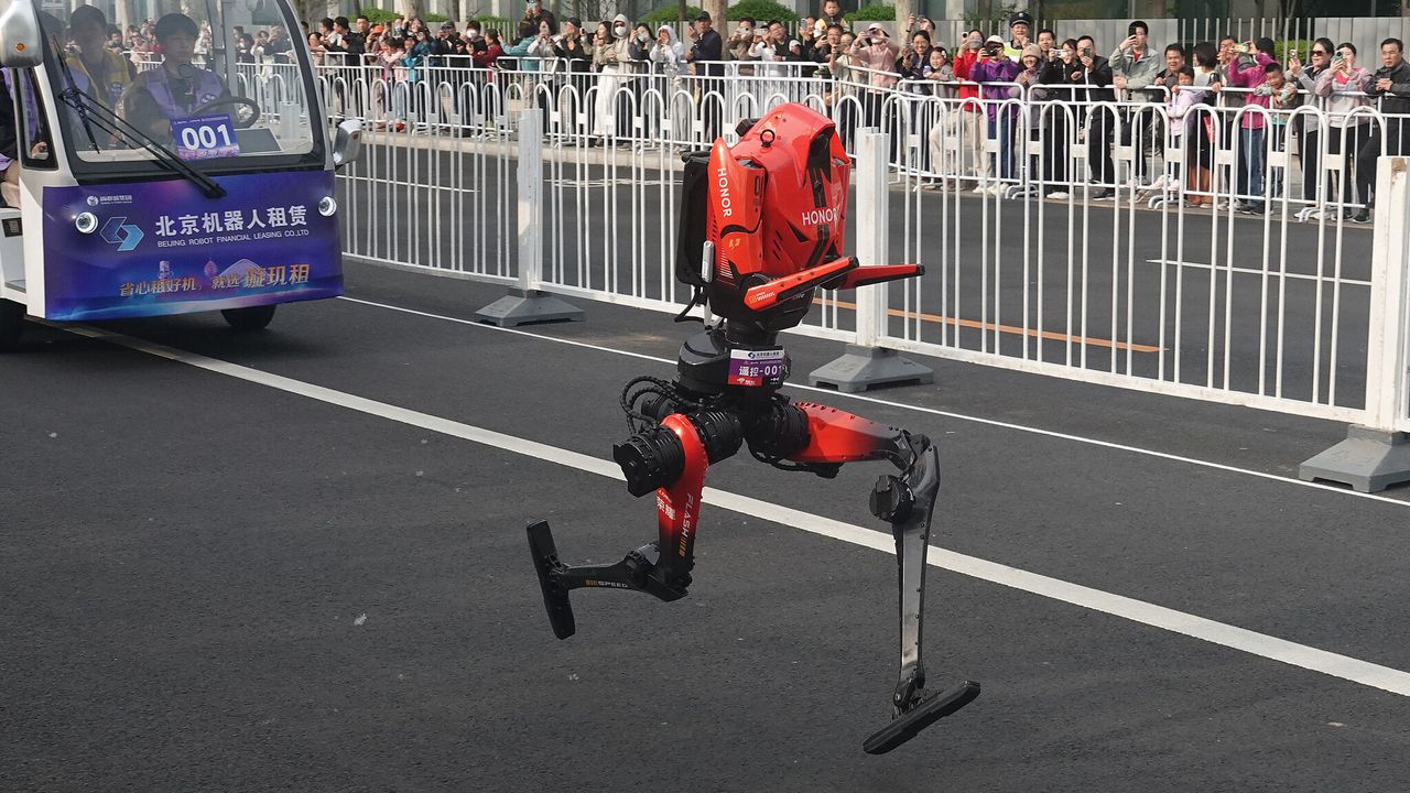 İnsansı robot yarı maratonda dünya rekoru kırdı!