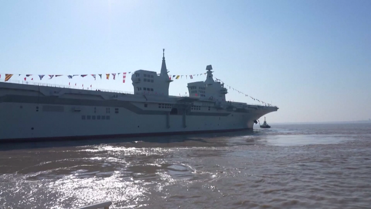 Çin’in ilk 076 tipi amfibi hücum gemisi “Sichuan” denize açıldı