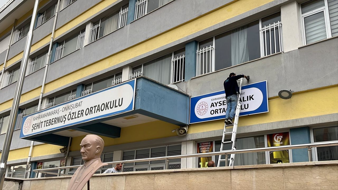 Ayser Çalık Ortaokulu’nun tabelası yeni binaya asıldı