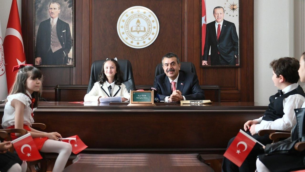 Bakan Tekin, koltuğunu 5. sınıf öğrencisi Defne Bayraktaroğlu'na devretti