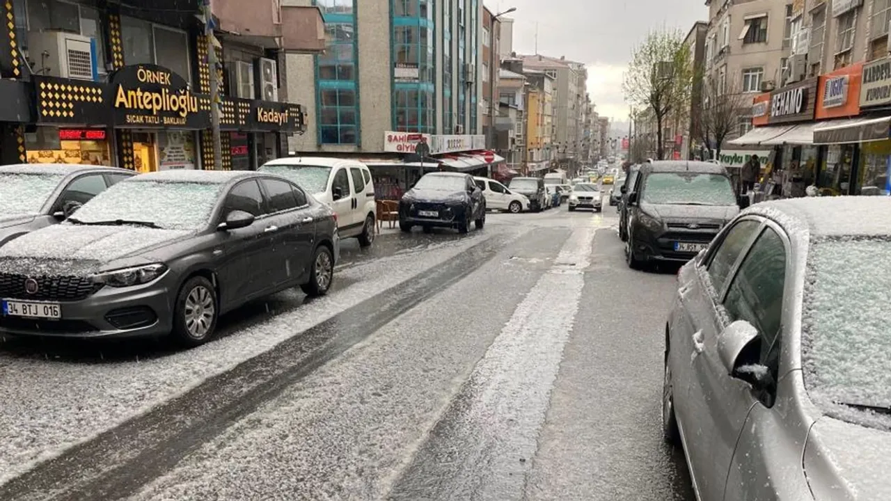 İstanbul'un bazı ilçelerinde dolu etkili oluyor!