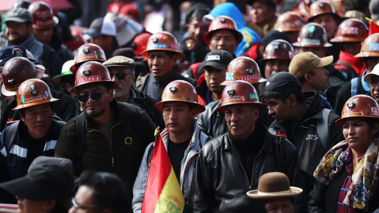 Bolivya'da işçiler ayakta: Süresiz grev başladı