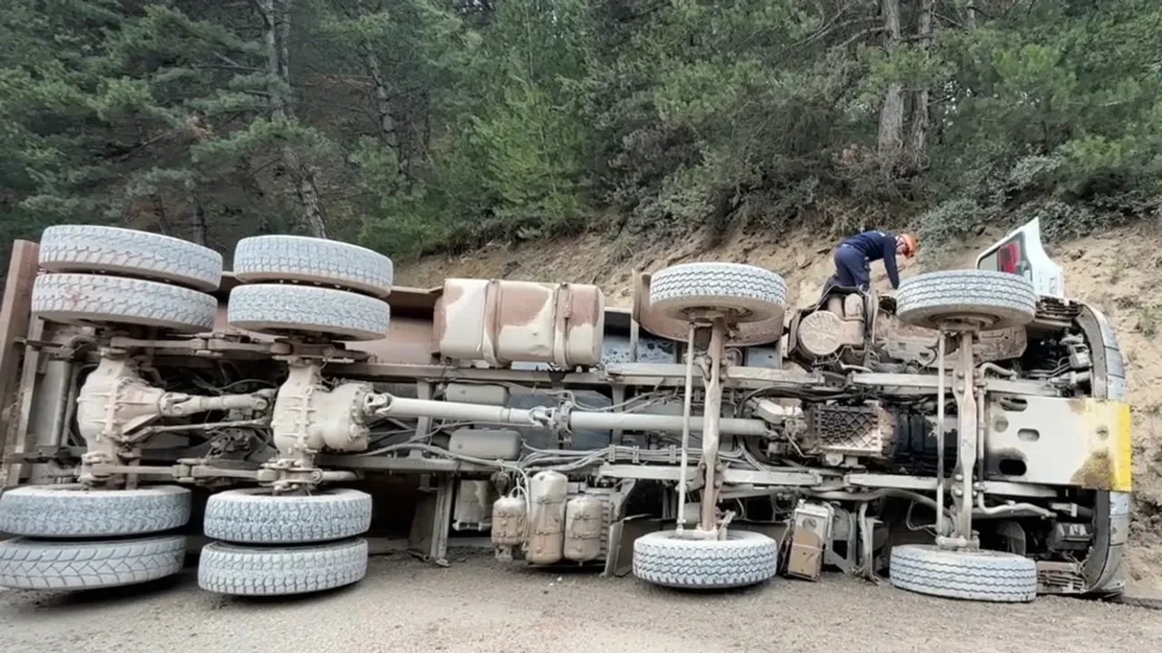 Bolu’da kum yüklü kamyon devrildi: 1 ölü