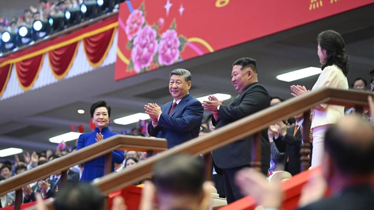 Xi Jinping ve eşi, Kuzey Kore’de özel sanat gösterisini izle