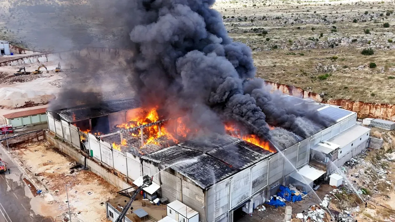 Gaziantep'te fabrika yangını: Ekipler bölgeye sevk edildi