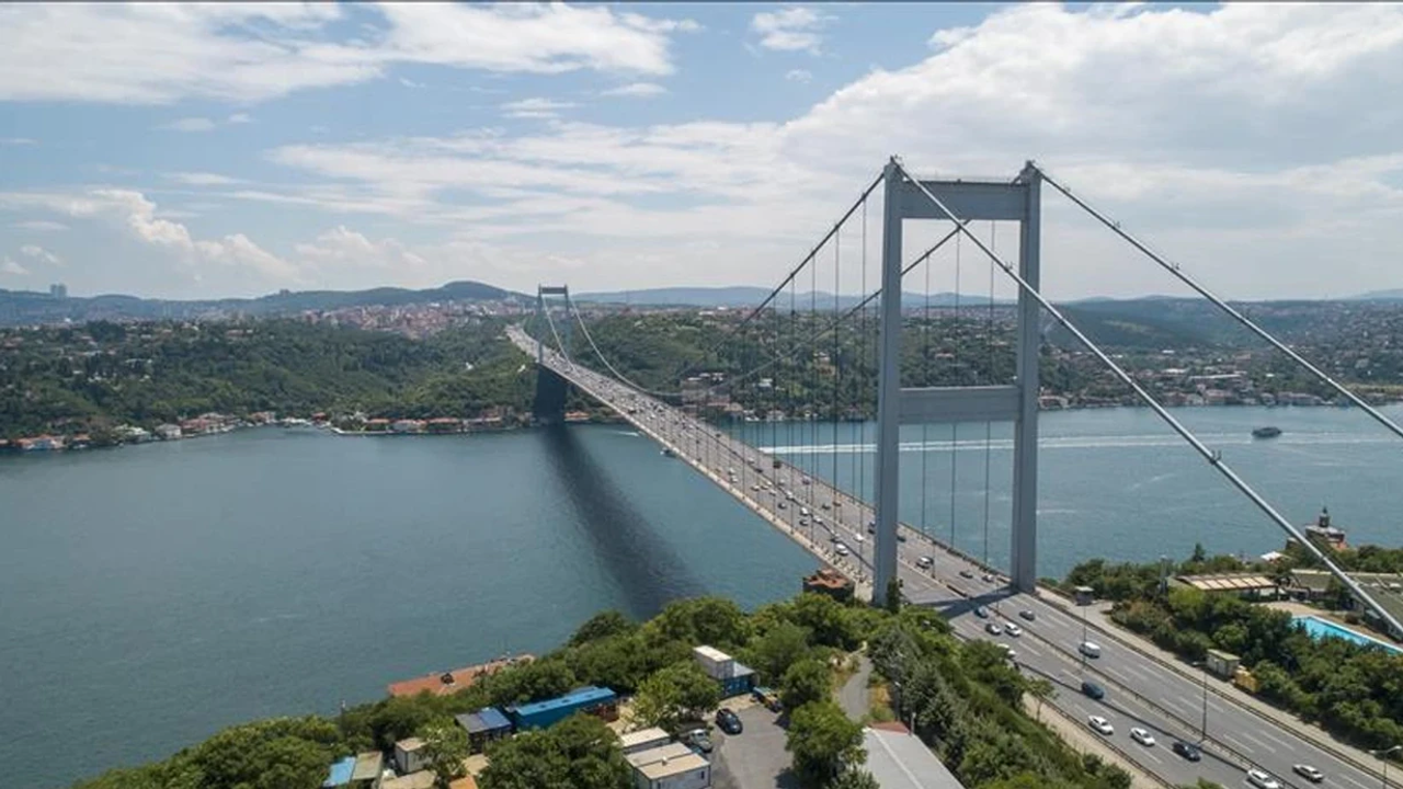İstanbul Boğazı'nda gemi trafiği çift yönlü askıya alındı