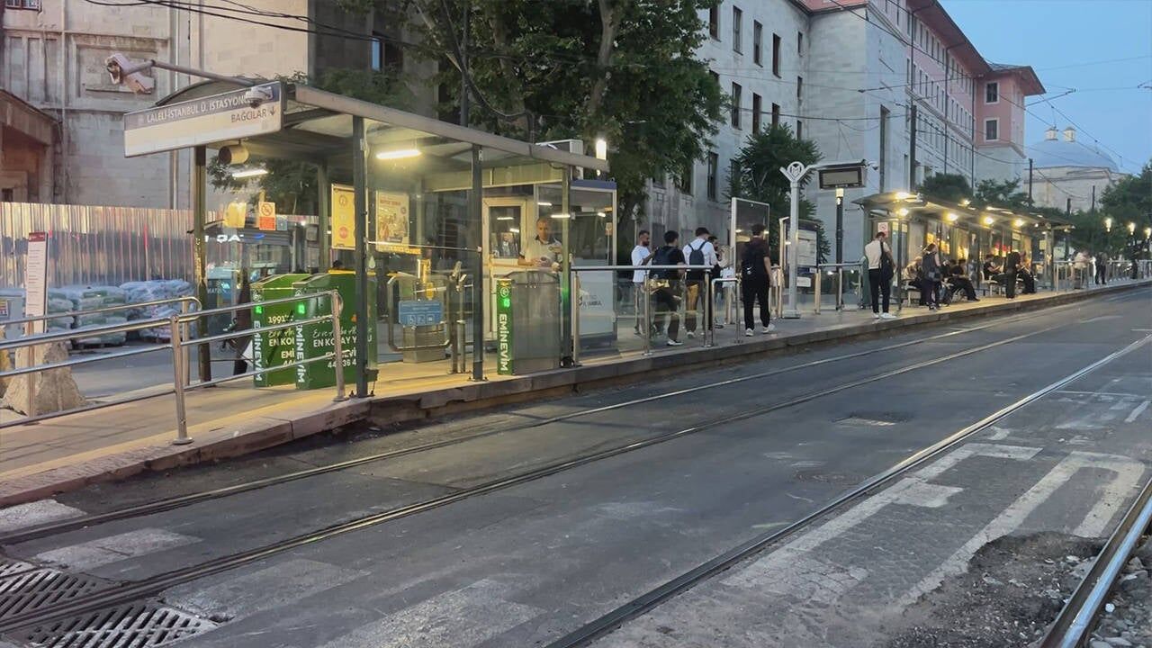 Fatih'te tramvay faciası: 6 yaşındaki çocuk hayatı