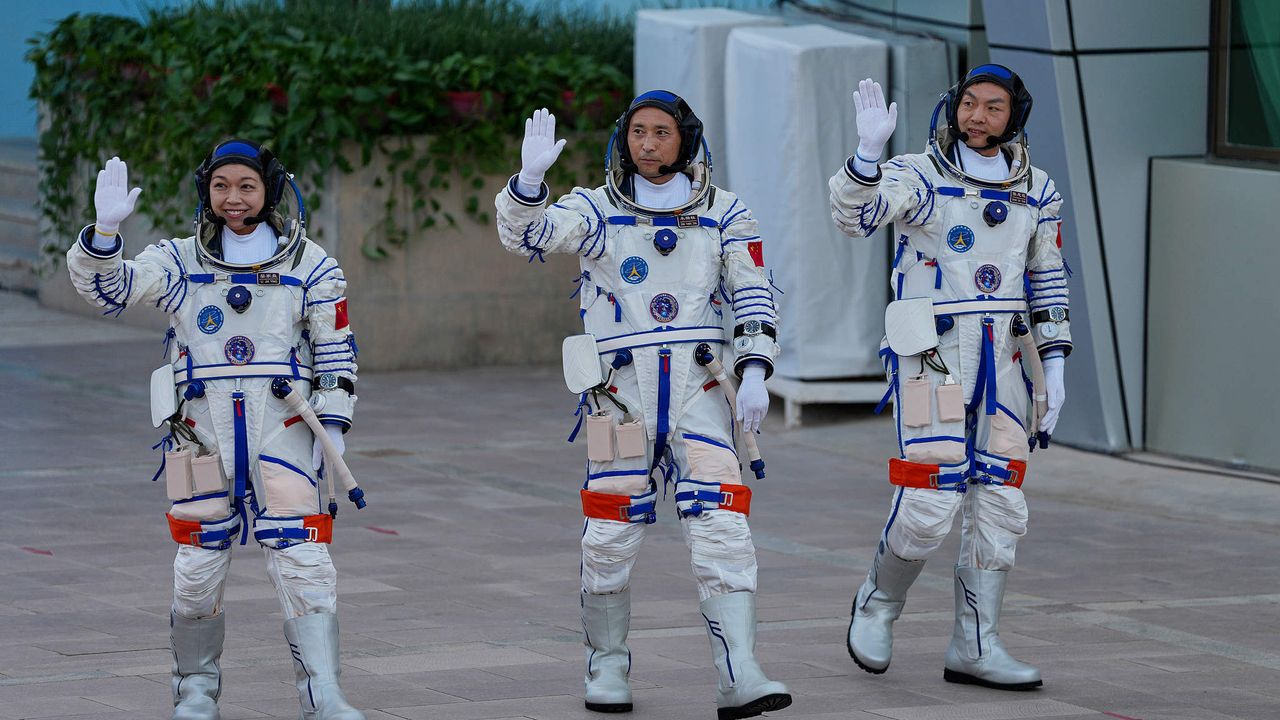 Çin’in Shenzhou-23 mürettebatından 5,5 saatlik uzay yürüyüşü